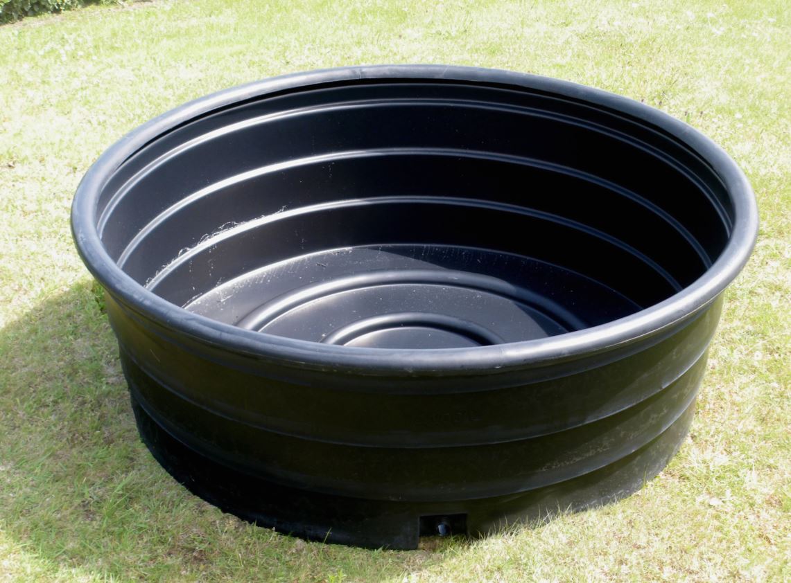 Piscine gonflable pour enfants interdites ! Passez à l’abreuvoir à vaches autorisé. Explications.