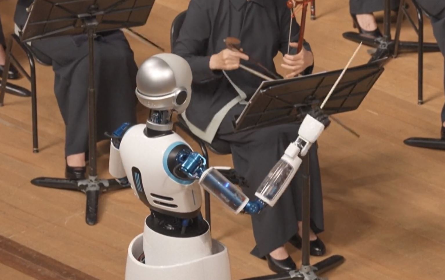 Robolution. Un orchestre de 60 musiciens menés à la baguette par un… robot !