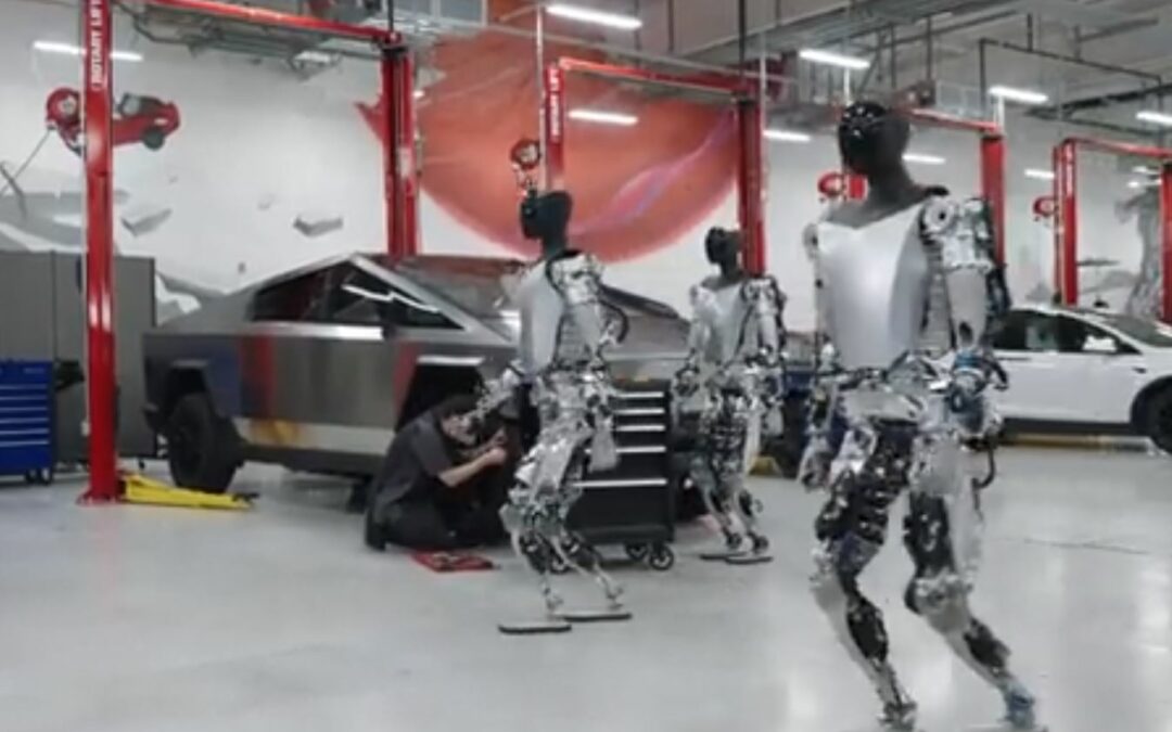 Optimus, l’humanoïde d’Elon Musk en train de plier un tee-shirt