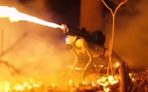 Le robot lance-flammes quadripède… Terminator en marche.