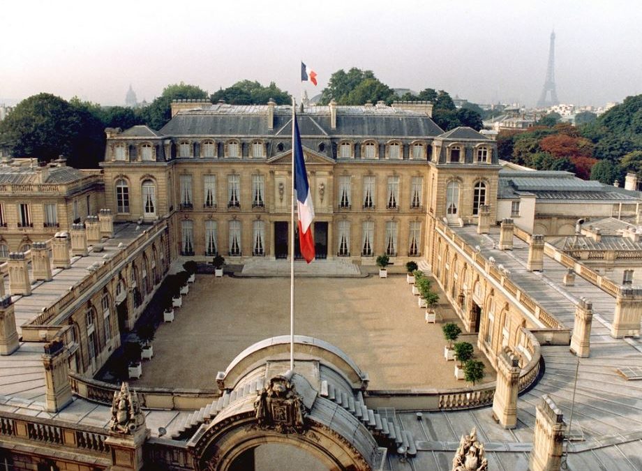 Macron fait visiter le Palais de l’Elysée à CNN pour montrer ses œuvres d’art et sa rénovation !