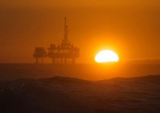 pétrole plateforme coucher de soleil mer