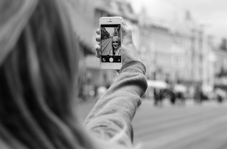 En 2015, les selfies auraient davantage tué que les requins